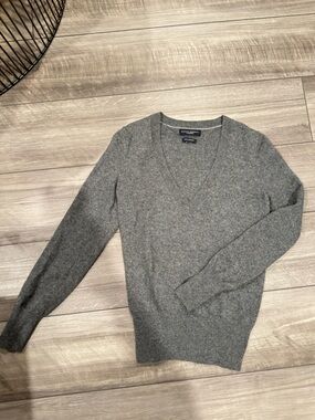 100% Cashmere Banana Republic Women's Gray V-Neck Sweater (s)